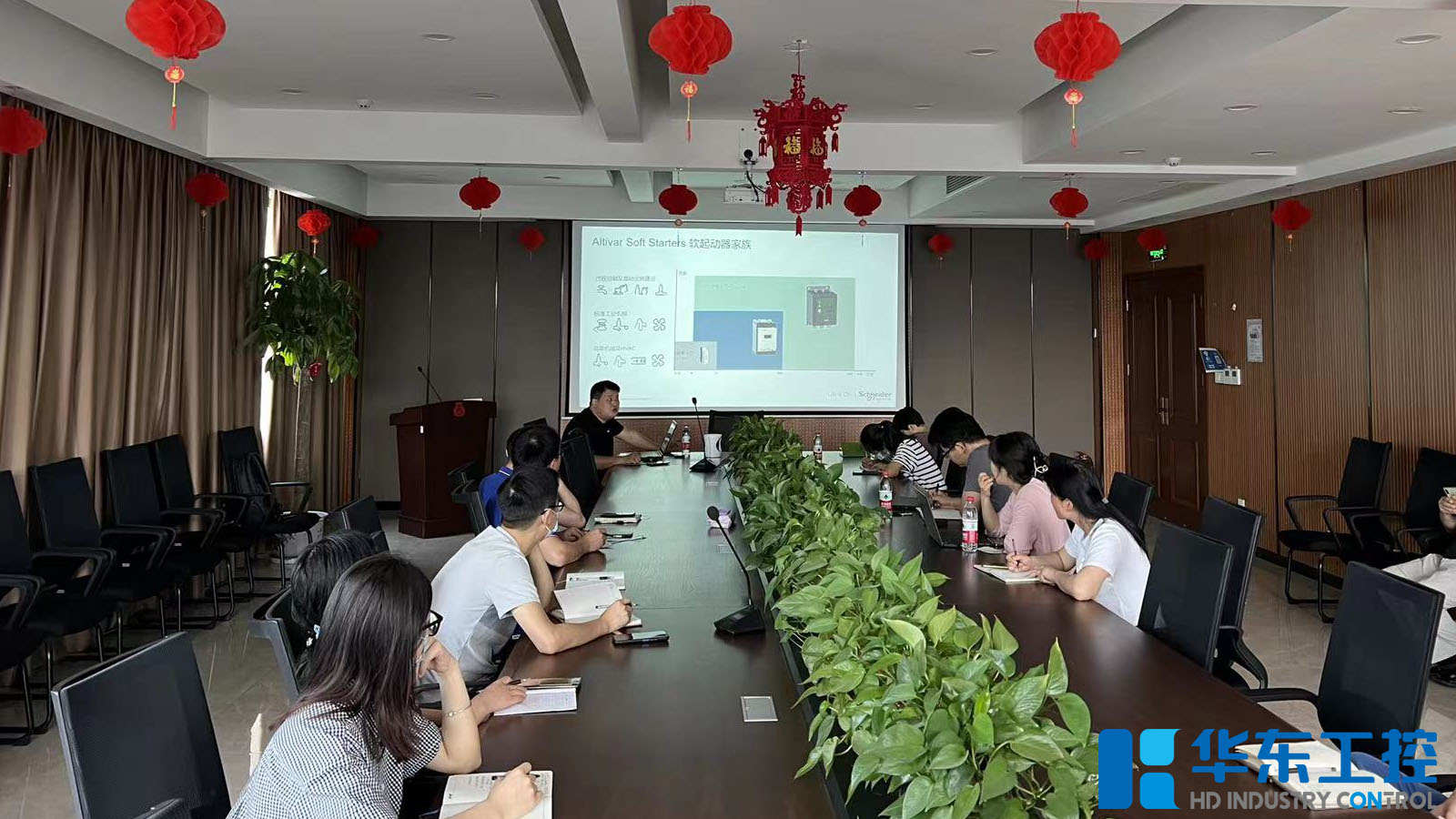 華東工控開展<i style='color:red'>施耐德</i>軟啟，觸摸屏技術及行業應用培訓