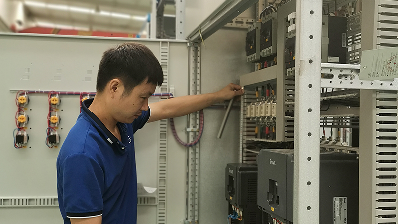 變頻柜車間生產